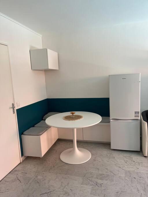 Petit Deux Pieces Avec Piscine Appartement *