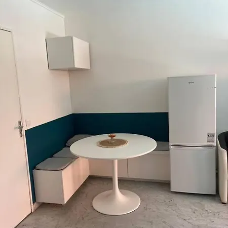 Petit Deux Pieces Avec Piscine Apartment Vallauris Exterior photo